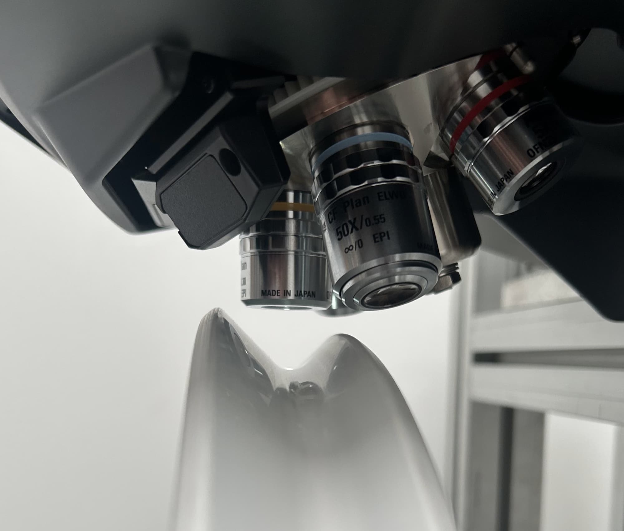 Laser-Mikroskop bei der fertigungsbegleitenden Vermessung einer beschichteten Rolle